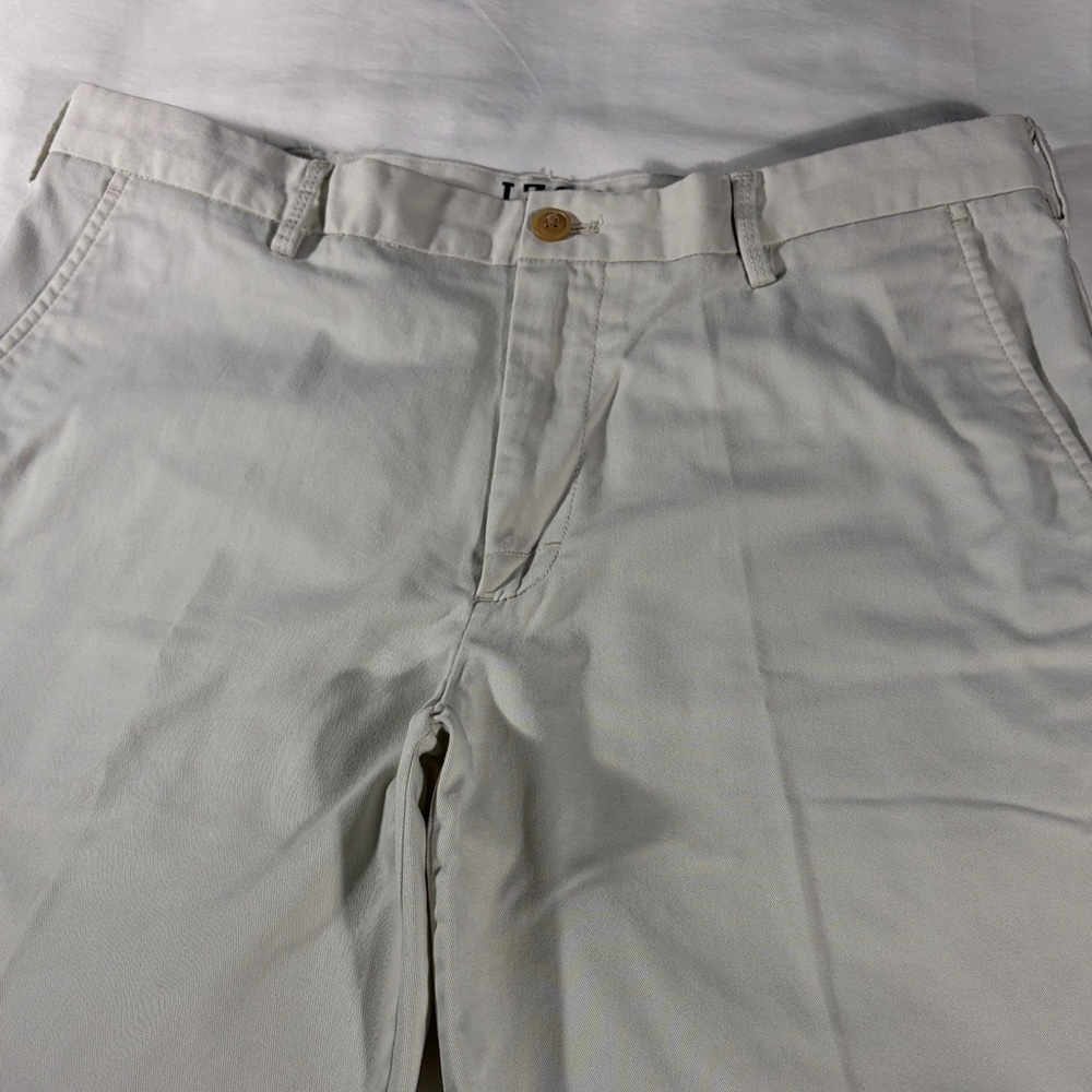 Izod mens stone khaki basic flat front 9.5" inseam chino shorts - size 34
